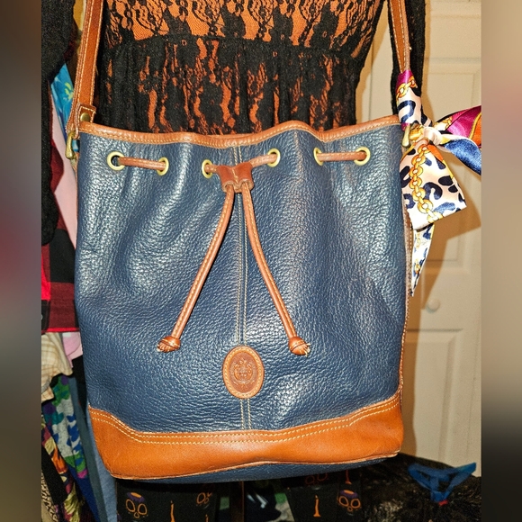 #566- Vintage Navy Blue/Tan Leather Drawstring Bucket Shoulder Bag - Picture 1 of 14